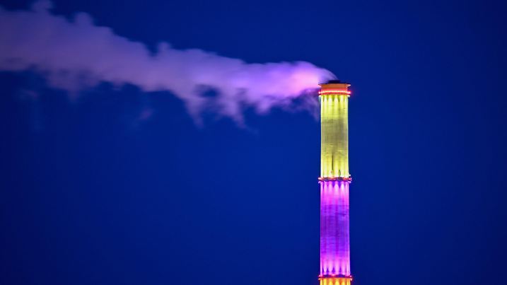 PRODUKTION - 16.01.2024, Sachsen, Chemnitz: Eine Abgasfahne steigt aus dem 302 Meter hohen Schornstein des Heizkraftwerkes Chemnitz. Am Donnerstag wird das Braunkohlekraftwerk nach einer letzten Frühschicht stillgelegt. Dann versiegt auch der Rauch aus Sachsens höchstem Bauwerk. Ersetzt werden die beiden Blöcke, die Ostdeutschlands viertgrößte Stadt mit Wärme und Strom versorgen, durch zwei gasbetriebene Motorenkraftwerke. Die weithin sichtbare Esse soll aber erhalten bleiben. Sie wurde vom Künstler Daniel Buren gestaltet und gilt als Kunstwerk. Das Kraftwerk bläst bisher knapp eine Million Tonnen CO2 im Jahr in die Luft und gilt als größter Emittent des klimaschädlichen Gases in der Region. Für den Energieversorger Eins und Chemnitz beginnt nun ein kohlefreies Zeitalter. (zu dpa "Chemnitzer Braunkohlekraftwerk wird stillgelegt") Foto: Hendrik Schmidt/dpa +++ dpa-Bildfunk +++