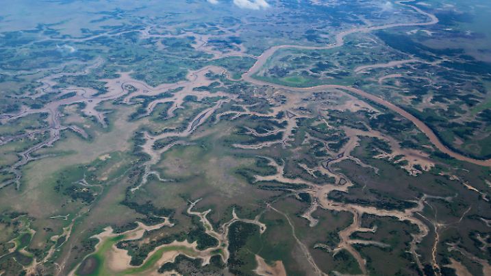 ARCHIV - 08.11.2023, Brasilien, Parintins: Blick auf ausgetrocknete Flächen der Gemeinde im Amazonas. Die grüne Lunge des Planeten erlebt eine beispiellose Krise. Das größte Regenwaldgebiet der Welt leidet unter der schwersten Trockenheit seit über einem Jahrhundert. (zu dpa: «Zahlreiche Menschen wollen nach eigenen Angaben für Klimaschutz zahlen») Foto: Aguilar Abecassis/dpa +++ dpa-Bildfunk +++
