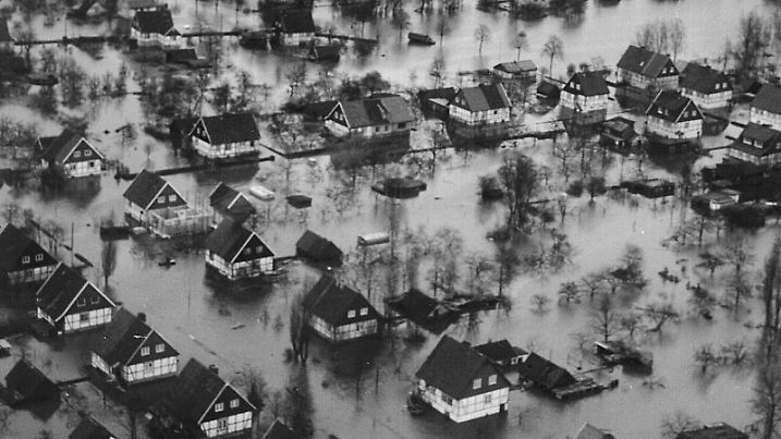 ARCHIV - Ein Hubschrauber überfliegt nach der großen Sturmflut 17.02.1962 im Hochwasser stehende Wohnhäuser in Hamburg. Bei der großen Sturmflutkatastrophe in der Nacht vom 16. zum 17. Februar 1962 starben 315 Menschen, davon alleine 200 in dem Hamburger Stadtteil Wilhelmsburg. Foto: dpa/lno (zu dpa-Themenpaket «50 Jahre Sturmflut» vom 01.02.2012)  +++(c) dpa - Bildfunk+++