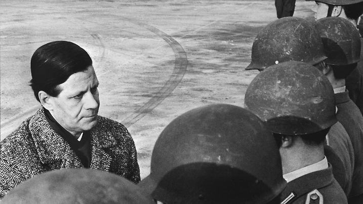 ARCHIV - Hamburgs Innensenator Helmut Schmidt (SPD) verleiht am 3. Dezember 1962 in der Litzmann-Kaserne in Hamburg-Wandsbek die Dankmedaille der Freien und Hansestadt Hamburg an 400 Soldaten für deren Einsatz während der Flutkatastrophe im Februar 1962. In der Nacht vom 16. auf den 17.02.1962 traf eine riesige Sturmflut auf die norddeutsche Küste. Bei der Sturmflut starben insgesamt über 300 Menschen, zigtausende wurden obdachlos. Vor allem der Hamburger Stadtteil Wilhelmsburg war betroffen.   dpa    (zu dpa Themenpaket zum 50. Jahrestag der Sturmflut von 1962)  +++(c) dpa - Bildfunk+++