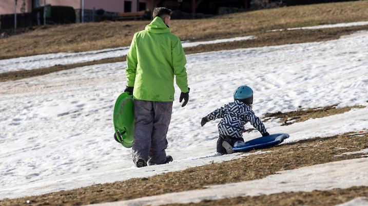 Der Wintermonat Februar steuert dieses Jahr auf einen neuen Rekord zu. Aktuell ist der Monat mit über 6 °C zu warm. Noch ist es unsicher, ob es der mildeste Winter seit Beginn der Wetteraufzeichnungen wird. Unter den Top 5 wird er sich aber auf jeden Fall wiederfinden. Temperaturen von deutlich über 10 °C - selbst in Oberwiesenthal gibt es 8 °C - lassen den Schnee dahin schmelzen. An Wintersport ist überhaupt nicht mehr zu denken. Der Haupthang und weitere Pisten im Skigebiet sind seit Samstag geschlossen. Nur der Lift Himmelsleiter ist noch offen - dank etwas windgeschützter Lage. Am Haupthang trifft man nur noch ein paar Skischüler und ein paar Rodler. Überall sind große braune Flecken auf den Hängen. Selbst die Eisbahn schmilzt bei den Temperaturen dahin. Für die Skiregion und auch unterhalb von Oberwiesenthal ist es abermals eine katastrophale Skisaison.