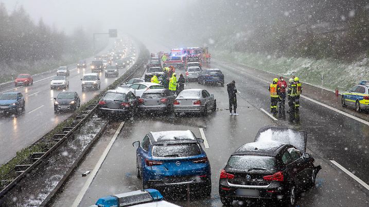 05.04.2021, Hessen, Idstein: Einsatzkräfte der Polizei und Feuerwehr sind an der Unfallstelle einer Massenkarambolage mit mehreren Autos auf der Autobahn 3 bei Idstein in Fahrtrichtung Frankfurt im Einsatz. Foto: Robin von Gilgenheimb/Wiesbaden112.de/dpa - ACHTUNG: Kennzeichen wurden aus rechtlichen Gründen gepixelt +++ dpa-Bildfunk +++