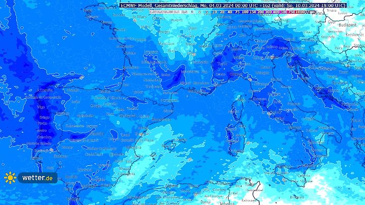 Gesamtniederschlag am 04.03. über Italien, Wetterkarte. In blau sind die Niederschläge dargestellt, die Wetterkarte ist mit Namen versehen.
