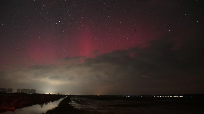 03.03.2024, Sachsen-Anhalt, Wust: Polarlichter erhellen am Sonntagabend den Nachthimmel. Foto: Cevin Dettlaff/dpa +++ dpa-Bildfunk +++