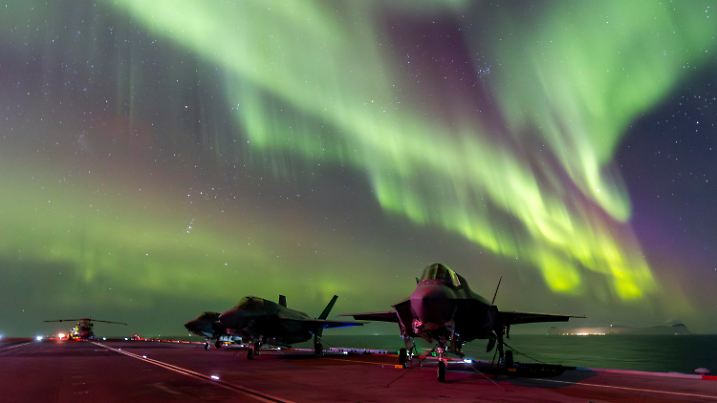 HANDOUT - 03.03.2024, Norwegen, ---: Auf diesem am 04.03.2024 vom britischen Verteidigungsministerium via AP zur Verfügung gestellten Foto sind Kampfflugzeuge des Typs F-35B Lightning auf dem Flugdeck der Royal Navy «HMS Prince of Wales» unter Polarlichtern zu sehen. Der Flugzeugträger befindet sich vor der Küste Norwegens und nimmt an der Übung Steadfast Defender teil. Die Übung ist Teil eines Großmanövers, das die Nato zur Abschreckung Russlands an ihrer Ostflanke abhält. Foto: AS1 Amber Mayall RAF/UK Ministry of Defense - RAF/AP/dpa - ACHTUNG: Nur zur redaktionellen Verwendung im Zusammenhang mit der aktuellen Berichterstattung innerhalb der nächsten 14 Tage und nur mit vollständiger Nennung des vorstehenden Credits +++ dpa-Bildfunk +++