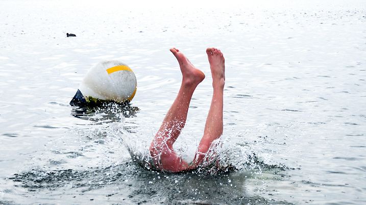 dpatopbilder - 03.03.2024, Schleswig-Holstein, Kiel: Christian springt bei trübem Wetter in das Wasser der Förde. Die Woche in Hamburg und Schleswig-Holstein beginnt wechselhaft mit Sonne, Wolken und Regen. Am Sonntag ist es tagsüber meist freundlich mit einzelnen Wolken, wie der Deutsche Wetterdienst (DWD) am Sonntag mitteilte. Das Wetter an der Nordsee zeigt sich hingegen teils bewölkt, an der Ostsee regnet es vereinzelt. Die Temperaturen sind mild: In Hamburg werden es bis zu 14 Grad, in Flensburg um die 11 Grad und auf Fehmarn um die 8 Grad. In der Nacht auf Montag kühlen die Temperaturen auf um die 5 Grad ab. Foto: Daniel Bockwoldt/dpa +++ dpa-Bildfunk +++