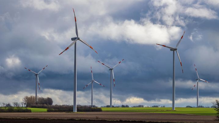 Erneuerbare Energien Symbolbild: Winpark in Ostdeutschland. Für mehr Klimaschutz will die Bundesregierung den Stromanteil aus erneuerbaren Energien bis 2030 verdoppeln. Mit dem Wind-an-Land-Gesetz beschleunigt sie den Ausbau der Windenergie, als wichtigem Faktor bei der Umsetzung des Ziels in Deutschland. Das Gesetz ist am 1. Februar 2023 in Kraft getreten. Hohe Börde Nordgermersleben Sachsen-Anhalt Deutschland *** Renewable energies Symbolic image of a wind farm in eastern Germany The German government wants to double the proportion of electricity generated from renewable energies by 2030 in order to protect the climate With the Wind an Land Act, it is accelerating the expansion of wind energy as an important factor in achieving th 20240219-6V2A3711-Bearbeitet
