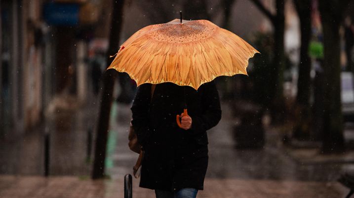 19.01.2024, Spanien, Madrid: Eine Person geht unter einem Regenschirm. Die staatliche meteorologische Agentur (Aemet) hat eine gelbe Warnung für Regen in der gesamten Region Madrid und Schnee in der Sierra herausgegeben. Es werden kumulierte Niederschläge von bis zu 40 Litern pro Quadratmeter vorhergesagt, und in Höhenlagen über 1.500 Metern könnte es auch zu einer Schneeansammlung von bis zu zehn Zentimetern kommen. Foto: Mateo Lanzuela/EUROPA PRESS/dpa +++ dpa-Bildfunk +++