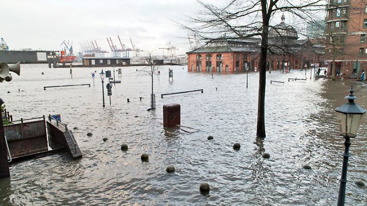 Hamburger Fischmarkt schwere Sturmflut überschwemmt Fischmarkt 4,70 Meter über dem mittleren Hochwasser Schaulustige unter Wasser Fischauktionshalle Hamburg Hamburg Deutschland Germany *** Hamburg fish market heavy storm tide floods fish market 4.70 metres above mean high tide onlookers under water fish auction hall Hamburg Hamburg Germany Germany Copyright: xAchimxDuwentäster/teamworkx