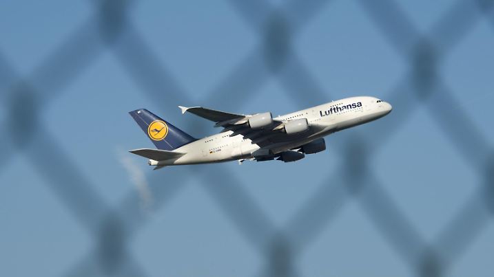 Frankfurt am Main, - Flughafen DEU, 18.01.2017: Ein Flugzeug der Fluggesellschaft Lufthansa fliegt vom Flughafen -Frankfurt Airport ab. Die Flugmaschine wurde durch den Zaun fotografiert, dass den Flughafen umringt.
Frankfurt at Main Airport DEU 18 01 2017 a Aircraft the Airline Lufthansa flies of Airport Frankfurt Airport from the Flying machine was through the Fence photographed that the Airport surrounded