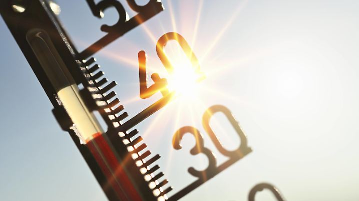 FOTOMONTAGE, Thermometer mit Sonnenstrahlen, Symbolfoto Hitzewelle *** PHOTOMONTAGE, thermometer with sun rays, symbol photo heat wave