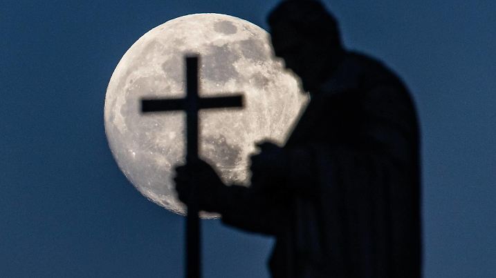 Der Mond scheint am Montagabend (18.02.2019) hinter der Mattielli-Statue des französischen Jesuiten, Missionars und Predigers Jean Francois Regis auf der Katholischen Hofkirche in Dresden. *** The moon shines on Monday evening 18 02 2019 behind the Mattielli Statue of the French Jesuit missionary and preacher Jean Francois Regis at the Catholic Court Church in Dresden  