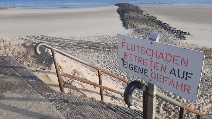 PRODUKTION - 14.03.2024, Niedersachsen, Wangerooge: Ein Schild mit der Aufschrift «Flutschäden Betreten auf eigene Gefahr» weist am Strand der ostfriesischen Insel Wangerooge auf fehlenden Sand am Strand hin. Die bisherige Sturmflutsaison hat auf einigen Nordseeinsel deutliche Schäden an den Badestränden angerichtet. (zu dpa «Eine ziemlich Katastrophe» - Inseln fehlen nach Sturmfluten Badestrände") Foto: -/dpa +++ dpa-Bildfunk +++
