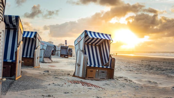 Norderney. 03 OKT 2018. Urlaub an der Nordseeküste. Strandkörbe im Sonnenlicht. OSTFRIESLAND. Ostfriesische Inseln. *** Norderney 03 OKT 2018 Vacation at the North Sea coast beach chairs in the sunlight OSTFRIESLAND East Frisian Islands Copyright: JanisMEYER/Priller&MAUG JMY0F2995X