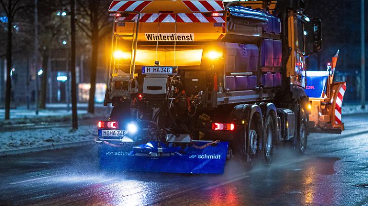 05.12.2023, Niedersachsen, Hannover: Ein Streufahrzeug fährt am frühen Morgen eine Straße im Zentrum entlang. Trotz erneutem Schneefall und frostigen Temperaturen ist es auf den Straßen in Niedersachsen in der Nacht zum Dienstag und am frühen Morgen ruhig geblieben. Foto: Moritz Frankenberg/dpa +++ dpa-Bildfunk +++