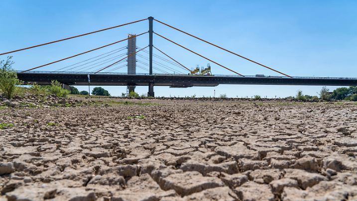 Bilder des Jahres 2022, News 08 August News Themen der Woche KW32 News Bilder des Tages Rhein bei Duisburg, extremes Niedrigwasser, Rheinpegel bei 168 cm, Tendenz fallend, nach der langen Dürre fällt das rechte Rheinufer, bei Duisburg-Neuenkamp, trocken, im Hintergrund die Autobahnbrücke Neuenkamp, A40, und Baustelle der neuen Rheinbrücke daneben, NRW, Deutschland, Niedrigwasser Rhein *** Rhine near Duisburg, extreme low water, Rhine level at 168 cm, tendency falling, after the long drought the right bank of the Rhine, near Duisburg Neuenkamp, falls dry, in the background the freeway bridge Neuenkamp, A40, and construction site of the new Rhine bridge next to it, NRW, Germany, low water Rhine