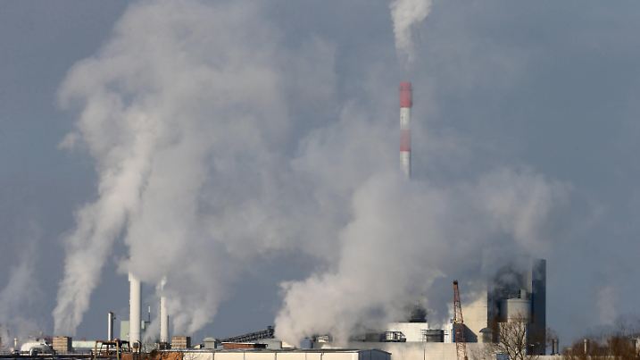 10.02.2021, Schwedt, Brandenburg, GER - Abgase entweichen aus Schloten der Papierfabrik Leipa Georg Leinfelder GmbH. Abgase, Abgaswolken, ableiten, Ableitung, Abwaerme, Anlage, aussen, Aussenaufnahme, Ausstoss, Belastung, Brandenburg, Chemie, CO2-Ausstoss, CO2-Emission, Dampf, dampfen, dampfend, Dampfwolken, deutsch, Deutschland, Emission, Emissionen, Emissionswerte, Energie, Europa, europaeisch, Fabrik, Feinstaub, Gebaeude, Gesellschaft, Industrie, Industrieanlage, Industrieschornsteine, Jahreszeit, Klima, Klimaschutz, Klimaveraenderung, Kohlendioxid, Leipa Georg Leinfelder GmbH, Luft, Luftbelastung, Luftverschmutzung, niemand, Papierfabrik, Papierherstellung, Papierindustrie, Produktion, Produktionsstaette, Produktionsstandort, QF, Qualm