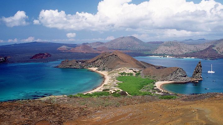 ARCHIV - 29.02.2000, Ecuador, San Cristobal: Blick von der Galapagos-Insel San Cristobal auf die berühmte Felsennadel "Pinnacle Rock". (zu dpa "Schiffsunfall bei Galápagos-Inseln - Diesel tritt aus") Foto: Leo F. Postl/dpa +++ dpa-Bildfunk +++