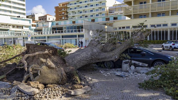 Hurricane Leslie - Estragos Figueira da Foz Figueira da Foz, 14/14/18 - Report on the damage caused by Hurricane Leslie in the city of Figueira da Foz In the Photo: Vehicle destroyed by the tree fall and lamp post Public on 25 de Abril Avenue PUBLICATIONxINxGERxSUIxAUTxONLY FernandoxFontes  
