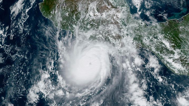 dpatopbilder - HANDOUT - 24.10.2023, Mexiko, -: Dieses von der NOAA zur Verfügung gestellte Satellitenbild zeigt den Hurrikan Otis, der sich der mexikanischen Pazifikküste nahe Acapulco nähert. Foto: -/NOAA/dpa - ACHTUNG: Nur zur redaktionellen Verwendung und nur mit vollständiger Nennung des vorstehenden Credits +++ dpa-Bildfunk +++