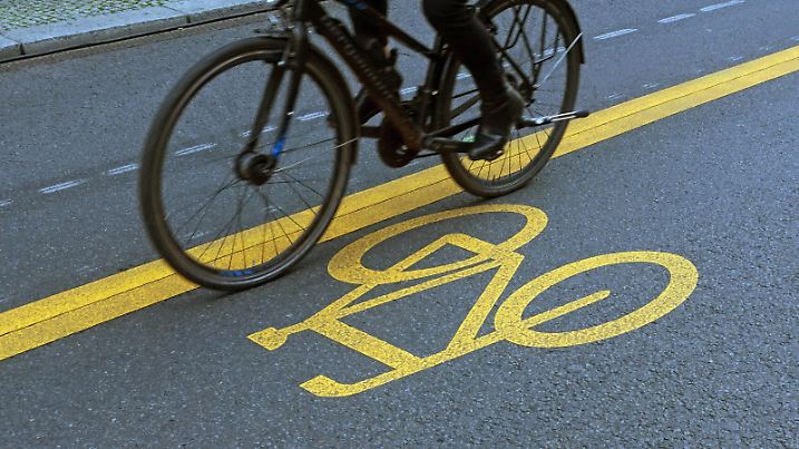 20.11.2020, Berlin, GER - Detailaufnahme: Radfahrer faehrt einen Pop-up-Radweg entlang. Alltag, alternativ, Anschnitt, Asphalt, aussen, Aussenaufnahme, Berlin, Corona-Radweg, Detail, Detailaufnahme, deutsch, Deutschland, Emblem, Europa, europaeisch, Fahrbahn, Fahrrad, Fahrradfahrer, Fahrradweg, Gesellschaft, Herbst, Individualverkehr, Jahreszeit, kurzfristig, Piktogramm, Pop up-Radweg, Pop-up-Radweg, QF, Querformat, Rad, Radeln, Radfahren, Radfahrer, Radfahrstreifen, Radler, Radweg, Stadt, Stadtverkehr, Strasse, Strassenszene, Strassenverkehr, Symbol, Symbolfoto, Symbolik, symbolisch, temporaer, Verkehr, Weg, Westeuropa, Wirtschaft, Zeichen, Zweirad 201120D841BERLIN.JPG *** 20 11 2020, Berlin, GER Close-up Cyclist driving a pop up cycle