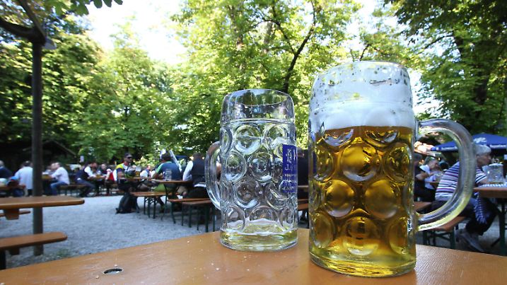 Zwei Maß Bier stehen auf einem Biertisch im Biergarten Aigustiner Keller in der Innenstadt München, Bayern, Deutschland *** Two litres of beer standing on a beer table in the Aigustiner Keller beer garden in downtown Munich, Bavaria, Germany