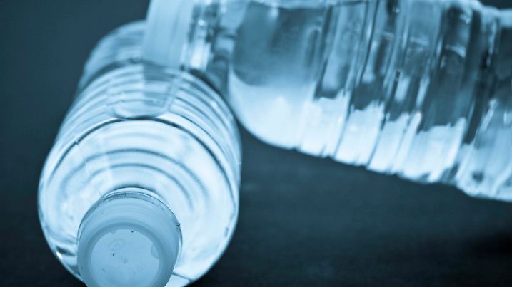 Two Water Bottles on a cool background Copyright: xmikexschugx/xDesignxPicsx , 30758704 PUBLICATIONxINxGERxSUIxAUTxONLY Copyright: mikexschugx/xDesignxPics 30758704