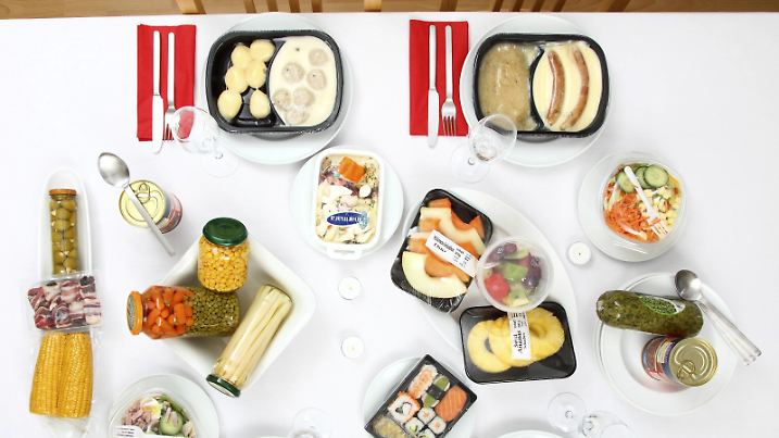 Bildnummer: 54187263  Datum: 22.06.2010  Copyright: imago/Jochen Tack
Esstisch, gedeckt mit Fertiggerichten, vorgekochten Lebensmitteln, verpackten Vorspeisen, Salaten, Hauptgerichten, Nachspeisen.   Objekte Symbol Food Fertigessen kbdig xdp 2010 quer Symbol  Studioaufnahme Studiofoto Studiobild weißer Hintergrund Weiß  indoor Food   Nährwert Kalorien Esskultur  Fertiggericht Fertiggerichte fertig Fertigmahlzeit Fertigmahlzeiten   Schnellgericht Schnellimbiss Schnellmahlzeit Fastfood Fast Food vorgekocht fertig gekocht aufwärmen aufgewärmt Junkfood Fertigprodukt Verpackung verpackt eingepackt Produkt künstlich haltbar  vorgefertigt Fertignahrung Verzehr verzehren Convenience Food Junkfood Junk bequem Mikrowelle Mikrowelle Tisch Esstisch gedeckt angerichtet Abendessen Mittagessen Lunch Teller Vorspeisen Nachspeisen Hauptspeisen Dessert Servierten Tischtuch Besteck

Bildnummer 54187263 Date 22 06 2010 Copyright Imago Jochen Tack Dining table covered with Ready-made meals pre Food packaged Appetizers Salads Main courses Desserts Objects symbol Food Fertigessen Kbdig XDP 2010 horizontal symbol Studio shooting Studio photo Studio photo White Background white Indoor Food Nutrition Calories Food culture Done court Prepared dishes ready Finished meal Finished meals Quick court Snack bar Schnellmahlzeit Fast Food Almost Food pre-cooked ready cooked Warm up up Junk Food Finished product Packaging packed packed Product artificial tenable prefabricated Finished food Consumption eat Convenience Food Junk Food Junk comfortable Microwave Microwave Table Dining table covered served Dinner Lunch Lunch Plate Appetizers Desserts Main dishes Dessert served Table cloth Cutlery 