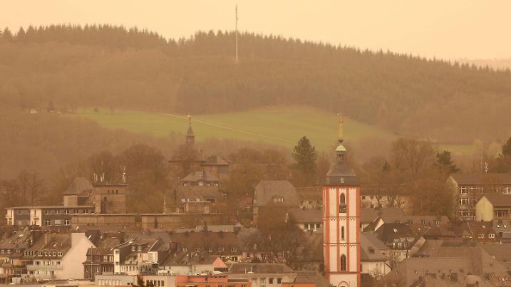 Der Saharastaub truebt trübt den Himmel und die Sicht ein. Blick auf die Universitaetsstadt Universitätsstadt Siegen mit ihrem Wahrzeichen dem Kroenchen Krönchen, Nikolaikirche rechts und dem Oberen Schloss oben. Fruehling Frühling im Siegerland am 30.03.2024 in Siegen/Deutschland. *** The Sahara dust clouds the sky and the view a view of the university town of Siegen with its landmark the Kroenchen Krönchen , Nikolaikirche on the right and the Upper Castle above spring spring in the Siegerland on 30 03 2024 in Siegen Germany