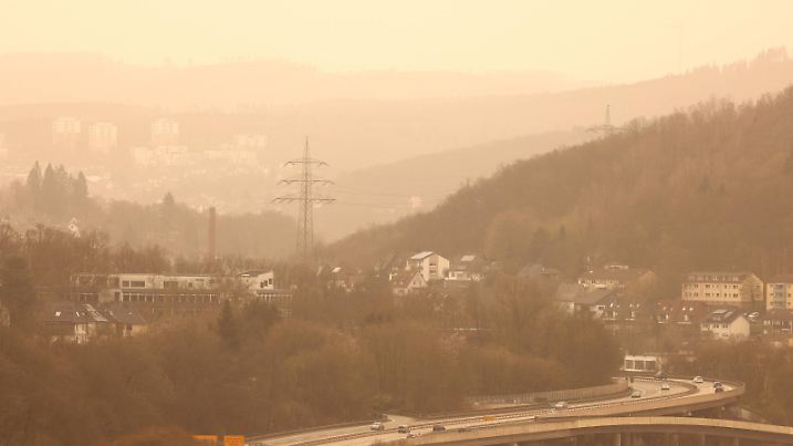 Der Saharastaub truebt trübt den Himmel und die Sicht ein. Blick ins Huettental Hüttental Richtung Kreuztal. Fruehling Frühling im Siegerland am 30.03.2024 in Siegen/Deutschland. *** The Sahara dust clouds the sky and the view a view into the Huettental Hüttental towards Kreuztal Spring in Siegerland on 30 03 2024 in Siegen Germany