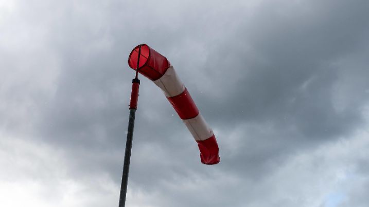 Ein Windsack weht vor dunklen Wolken bei Rottweil im Wind. Rottweil Baden-Württemberg Deutschland *** A windsock blows in the wind in front of dark clouds near Rottweil Rottweil Baden Württemberg Germany