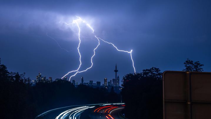 Blitz über Frankfurt Blitze sind am Abend während eines Gewitters über der Skyline von Frankfurt am Main und der Autobahn A661 zu sehen., Frankfurt am Main Deutschland *** Lightning over Frankfurt Lightning is seen in the evening during a thunderstorm over the skyline of Frankfurt am Main and the highway A661 , Frankfurt am Main Germany