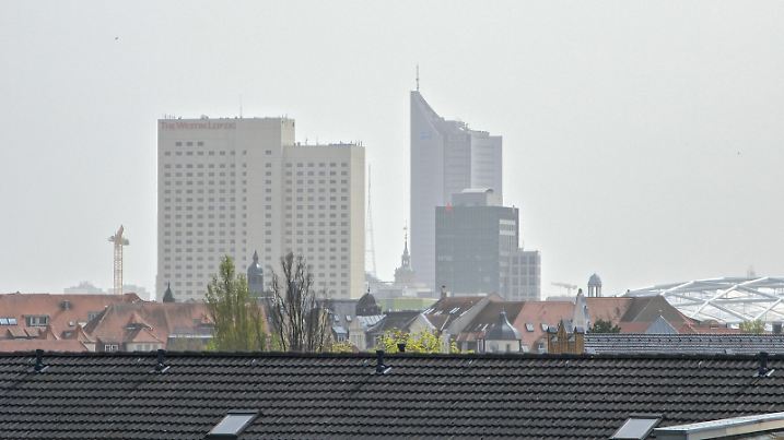 Leipzig - Dunstige, diesige Luft zu Ostern: Saharastaub fliegt durch Sachsen 30.03.2024 gegen 12 Uhr Stadtgebiet Leipzig Am heutigen Samstag ist es in weiten Teilen sehr dunstig und diesig, vor allem in den Großstädten, aber auch auf dem Land. Grund dafür ist ein Wetterphänomen an Karsamstag: Denn es liegt Saharastaub in der Luft über Sachsen Wüstensand in Nordafrika wird aufgewirbelt und mit warmer Luft oft über Marokko sowie Frankreich nach Deutschland und somit auch nach Sachsen gebracht. Der Saharastaub trübt die Sonneneinstrahlung, teilweise ist dunstig und diesig. Außerdem bringt das Wetterphänomen auch sommerliche Temperaturen nach Sachsen. Im Freistaat sind nach Angaben von Meterologen bis zu 25 Grad Celsius möglich. Le Copyright: xEHLxMedia/BjörnxStachx 240330_saharastaub-leipzig_8