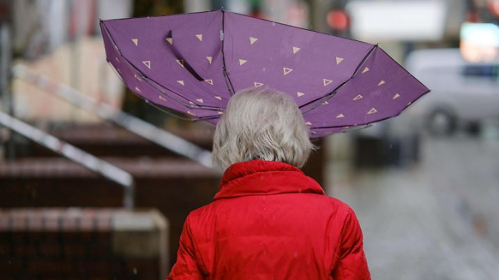 Düsseldorf 21.12.2023 Wetter Regen Regenschirm Klimawandel Platzregen Regenwetter Sturm Windig Sturmtief Regenfront Unwetter Tiefdruckgebiet Klimawandel Platzregen Windböen Sturmflut Düsseldorf Nordrhein-Westfalen Deutschland *** Düsseldorf 21 12 2023 weather rain umbrella climate change downpour rain storm windy storm low pressure area climate change downpour gusts of wind storm surge Düsseldorf North Rhine-Westphalia Germany