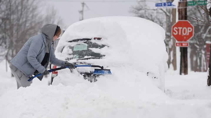 Chelse Volgyes schaufelt am 27.12.2017 in Erie, Pennsylvania, USA, Schnee von ihrem Auto. Während sich der Winter in Europa derzeit meist von seiner milderen Seite zeigt, leiden Teile Nordamerikas unter einem heftigen Kälteeinbruch. Foto: Jack Hanrahan/Erie Times-News/AP/dpa +++(c) dpa - Bildfunk+++