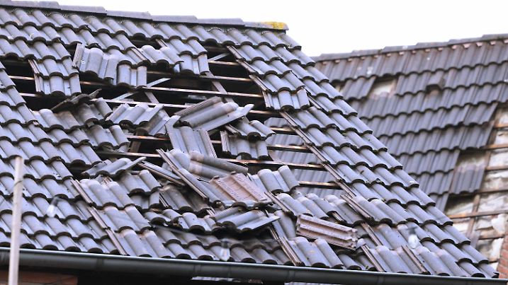 05.04.2024, Nordrhein-Westfalen, Korschenbroich: Ein beschädigtes Dach in Korschenbroich. In Korschenbroich bei Mönchengladbach hat am Donnerstag möglicherweise ein Tornado ungefähr 20 Häuser beschädigt. Foto: David Young/dpa +++ dpa-Bildfunk +++