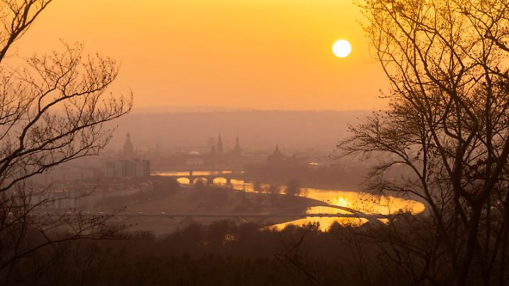 Dresden im Winter Durch eine besondere Wetterlage, gelangten große Mengen an Saharastaub in die Atmosphäre und färbten die Morgen- Abendhimmel besonders intensiv, so wie hier über der Altstadt von Dresden. Dresden Sachsen GERMANY *** Dresden in winter Due to a special weather situation, large amounts of Sahara dust entered the atmosphere and colored the morning evening skies particularly intensively, as here over the old town of Dresden Dresden Saxony GERMANY