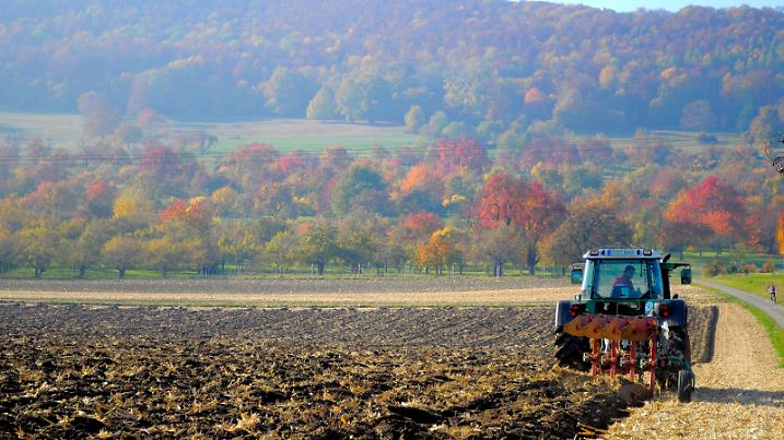Landschaft : Schwäbische Alb, Traktor beim pflügen im Herbst *** Landscape Swabian Alb, Tractor at ploughing at Autumn Copyright: imageBROKER/ErichxGeduldig ibxege06854372.jpg Bitte beachten Sie die gesetzlichen Bestimmungen des deutschen Urheberrechtes hinsichtlich der Namensnennung des Fotografen im direkten Umfeld der Veröffentlichung