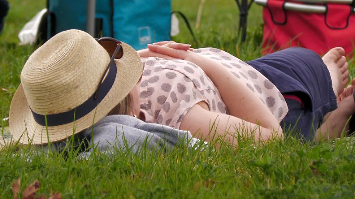 Sommerwetter zu Ostern - was für ein Wetter am Ostersamstag in weiten Teilen Deutschlands. Auch wenn Saharastaub den Wolkenhimmel trübt, außergewöhnlich heiße Luftmassen aus Afrika versüßen uns das Osterwochenende. Am Ostersamstag gab es in Sachsen Temperaturrekorde. Klitzschen bei Torgau knackte gegen Mittag die 24 ÂC. In ganz Sachsen lockt es viele Menschen ins Freie. Am Cospudener See lagen am Sandstrand viele Menschen und genossen die Wärme. Einige mutige Sportler schwammen erste Bahnen im noch eiskalten See. Andere genossen ein Getränke auf einer Liege. Radfahren bei über 20 ÂC machte ebenfalls Spaß. Das Osterwetter bleibt die restlichen Feiertage nicht unbedingt sonnig, dafür aber warm. Im Gegensatz zu den letzten Osterj