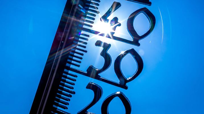 ARCHIV - 19.07.2022, Mecklenburg-Vorpommern, Schwerin: Ein Außenthermometer in einem Kleingarten zeigt die Temperatur von knapp 40 Grad an. Wegen der heißer werdenden Sommer soll es in deutschen Großstädten immer mehr Maßnahmen geben, die Gesundheitsschäden und Todesfälle durch Hitze verhindern sollen. (zu dpa: «Hitzeplanung schreitet voran - doch die Umsetzung dauert noch») Foto: Jens Büttner/dpa +++ dpa-Bildfunk +++
