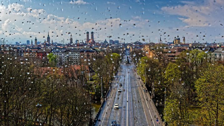 Aprilwetter im März. Die Sonne scheint schon wieder nach einem kräftigen Regenschauer über der Altstadt von München. München Bayern Deutschland *** April weather in March The sun is shining again after a heavy rain shower over the old town of Munich Munich Bavaria Germany Copyright: xRolfxPossx