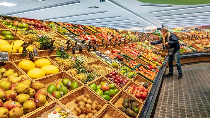 Lebensmittel einkaufen im Supermarkt, Kunde am Obst- und Gemüseregal, München, Januar 2023 Deutschland, München, 19.01.2023, Obst- und Gemüseangebot im Supermarkt, Kunde beim Einkaufen, Lebensmittelpreise, Nahrungsmittel, Obst und Gemüse, gesunde Ernährung, Inflation, Januar 2023, Bayern *** Food shopping in supermarket, customer at fruit and vegetable shelf, Munich, January 2023 Germany, Munich, 19 01 2023, fruit and vegetable offer in supermarket, customer shopping, food prices, food, fruit and vegetable, healthy food, inflation, January 2023, Bavaria