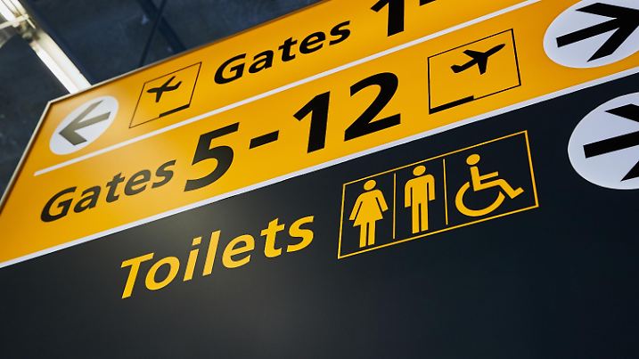 Toilet and gates signs showing direction, 13.10.2020, Copyright: xGudellax Panthermedia27510578