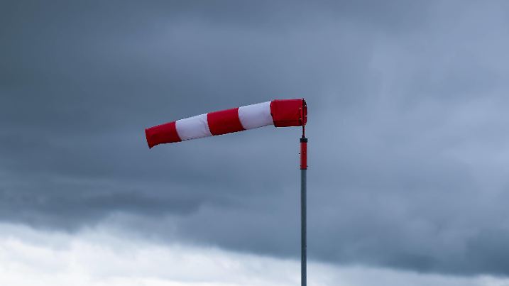 Ein Windsack weht bei stürmischem Wetter im Wind. Rottweil Baden-Württemberg Deutschland *** A windsock blowing in the wind during stormy weather Rottweil Baden Württemberg Germany