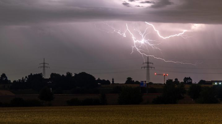 Gewitter in Hessen Blitze eines Gewitters sind am späten Abend am Himmel hinter einer Stromleitung zu sehen., Bad Homburg Hessen Deutschland *** Thunderstorm in Hesse Lightning of a thunderstorm is seen in the late evening in the sky behind a power line , Bad Homburg Hesse Germany
