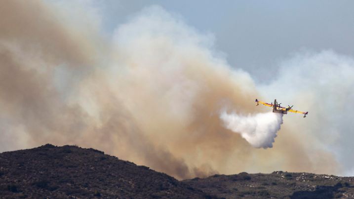 ARCHIV - 25.07.2023, Griechenland, Gennadi: Am Mittag fliegen ununterbrochen Löschflugzeuge Nahe der Ortschaft Gennadi, dort ist ein neuer Waldbrand ausgebrochen. In Griechenland toben Waldbrände in zahlreichen Regionen. Betroffen sind auch beliebte Ferienorte wie die Inseln Rhodos und Korfu. (zu dpa: «EU-Kommission finanziert ein Dutzend Löschflugzeuge für EU-Staaten») Foto: Christoph Reichwein/dpa +++ dpa-Bildfunk +++