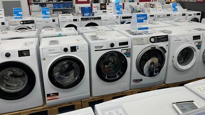 Waschmaschinen in einem Saturn Elektonikmarkt, Haushaltsgeraete,Laden,Filiale *** Washing machines in a Saturn electronics store, household appliances, store, branch 
