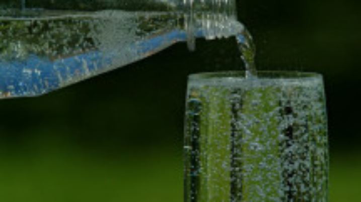 mineralwasser sprudel wasser glas