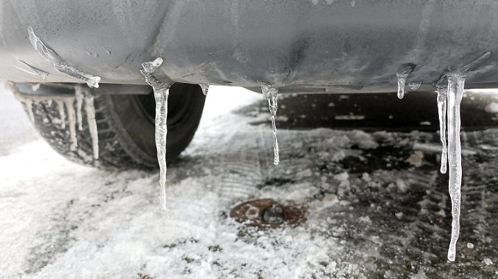 Der Winter ist da. Schnee in Bayern: Winter, Kalt, Schnee, Glatt, Temperaturen, Winterreifen in Nürnberg, Bayern, Deutschland. Dezember 04, 2023.