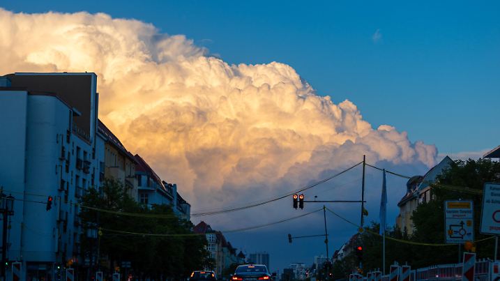 Ungewöhnliche Wolkenformation am Himmel über Berlin Deutschland, Berlin am 15.04.2024: Gegen 19h Abends gab es ein Mischung aus blauem Himmel, Sonne, Gewitterwolken, Donner, Hagel und Regenbogen. *** Unusual cloud formation in the sky over Berlin Germany, Berlin on 15 04 2024 Around 19h in the evening there was a mixture of blue sky, sun, thunderclouds, thunder, hail and rainbow
